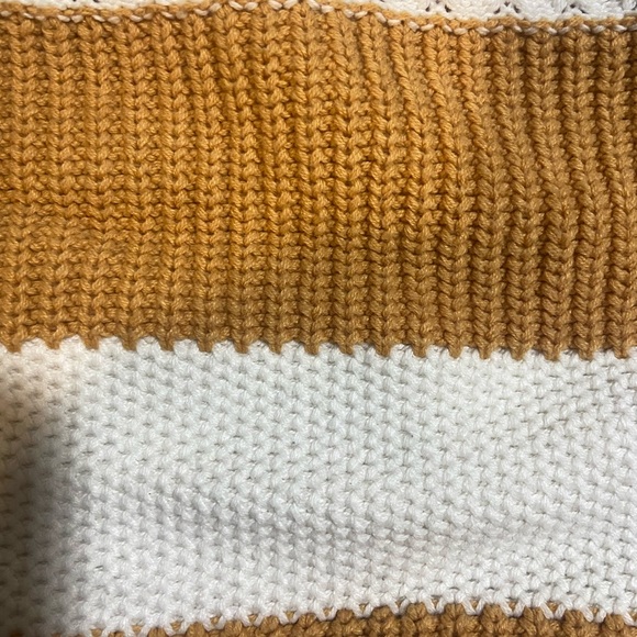 Yellow Gold, and white Sweater size L - Picture 5 of 6
